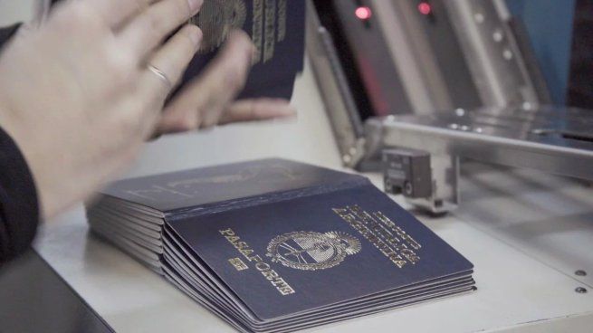 Argentina comenzará a operar en un nuevo sistema que verifica los pasaportes.