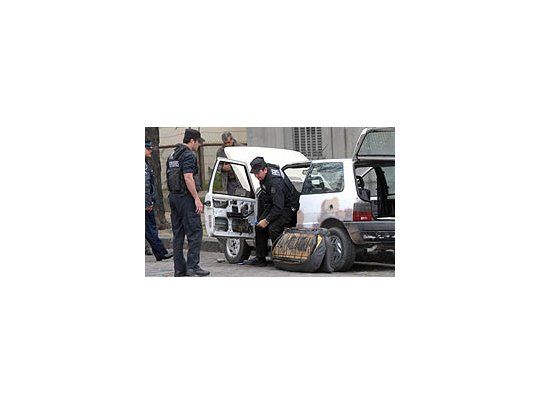 Aparece auto con amenazas a narcotraficantes: investigan posible conexión con triple crimen