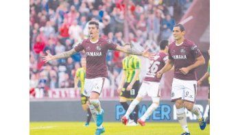 Román Martínez abre los brazos para festejar, mientras Sand va a saludarlo. Lanús es finalista.