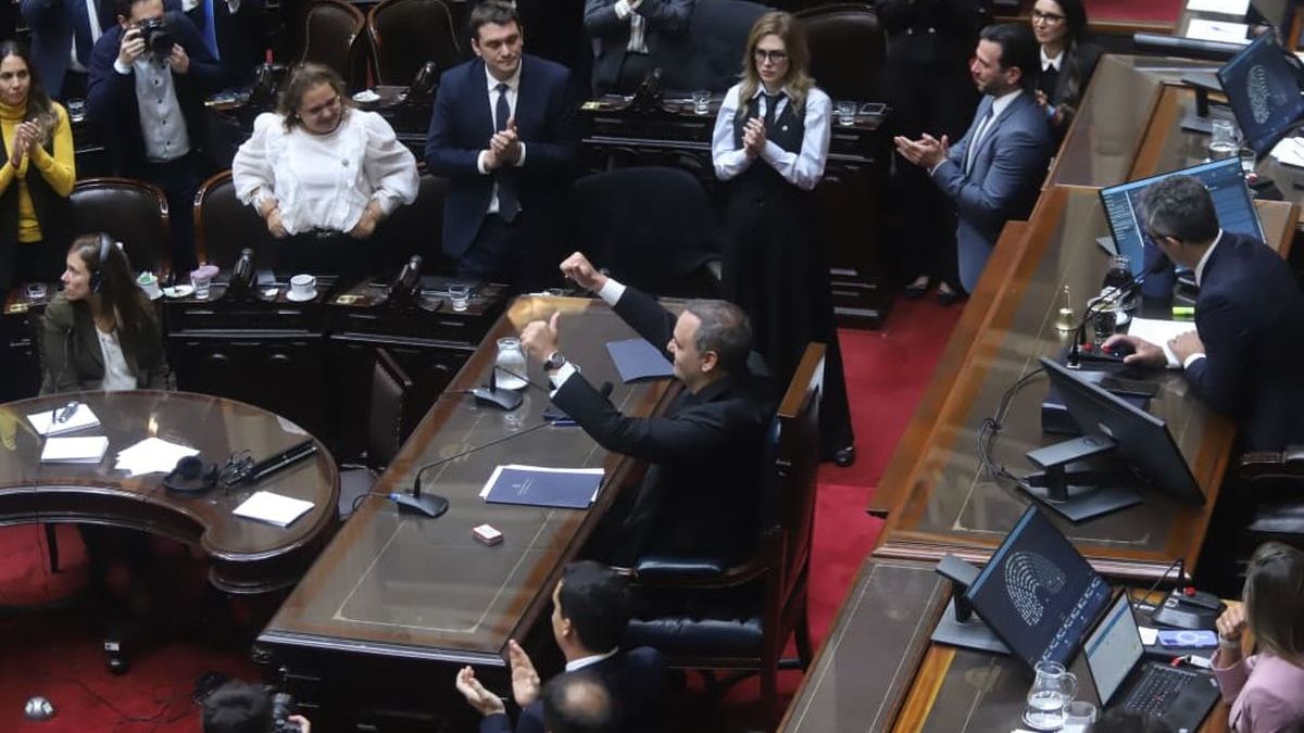 Un Manuel Adorni guionado expuso en Diputados: show de Javier Milei en la previa y pocas explicaciones