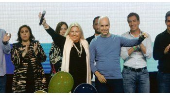 ámbito.com | Festejo porteño. Elisa Carrió y Horacio Rodríguez Larreta fueron de los primeros en festejar el categórico triunfo de Cambiemos en la Ciudad de Buenos Aires, donde obtuvo más del 50% de los votos.