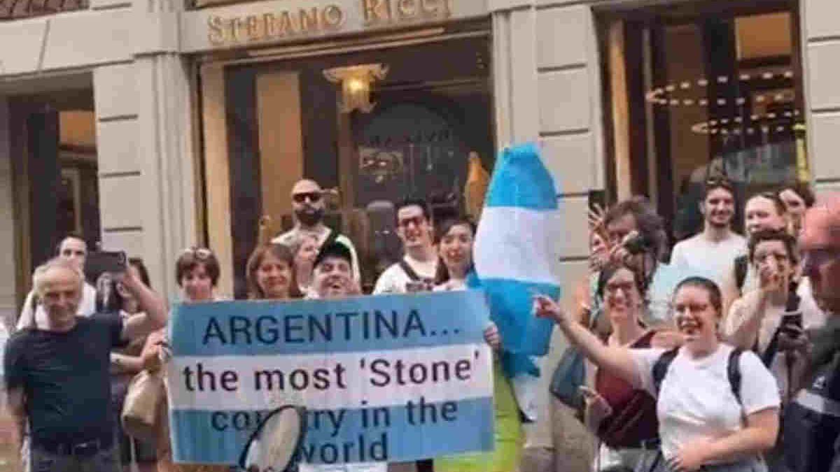 Keith Richards wink in Milan to the Argentine fans of the Rolling Stones
