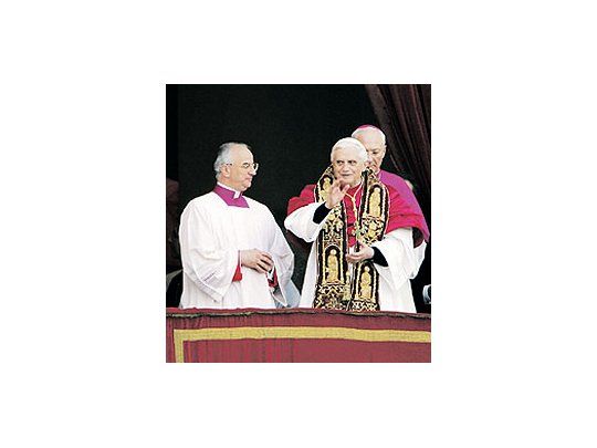 Benedicto XVI junto al cardenal Angelo Sodano el 19 de abril de 2005 durante su asunción como Pontífice.