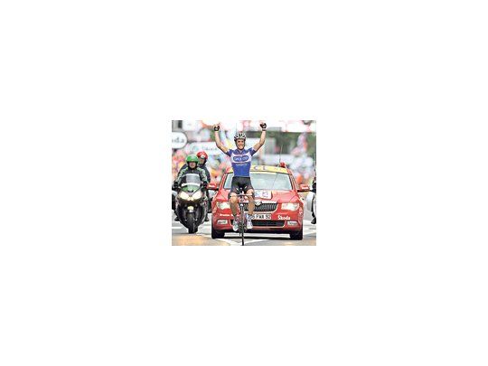 El francés Sylvain Chavanel levanta los brazos festejando la victoria en la segunda etapa del Tour de Francia.