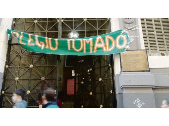 PELLEGRINI. El frente de la escuela Pellegrini que comenzó otra semana sin clases. La escuela está tomada en solidaridad con el resto ya que la reforma no le implica cambios en su currícula.