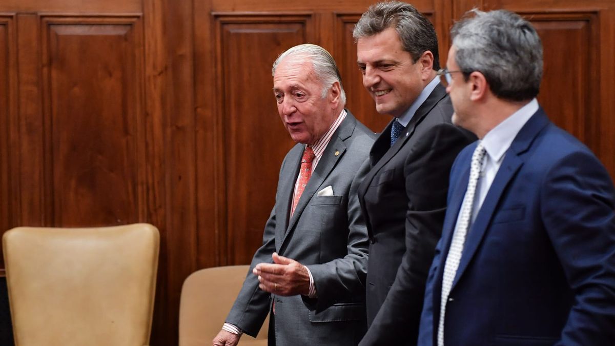He promised to normalize the SIRA, invited them to the Cabinet and left applauded