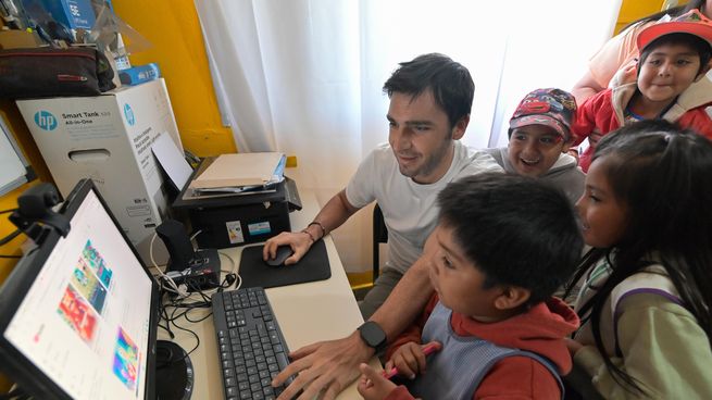 Ignacio Torres estuvo presente en la Escuela Nº60 en el comienzo de clases.