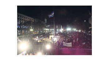 ámbito.com | La Plaza de Mayo, durante uno de los actos que cerraron los festejos por el Bicentenario. Miles de personas vieron un show de luces y sonido sobre la fachada del Cabildo.