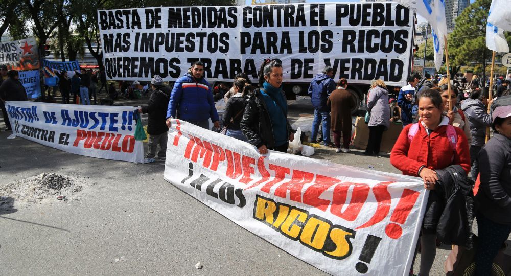 Masiva Marcha Federal en Plaza de Mayo contra ajuste y despidos (foto 5)