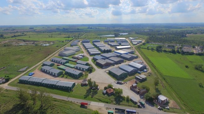 Una empresa china de la zona franca de Florida anunció su salida y el intendente Carlos Enciso intenta contener el impacto en el empleo.