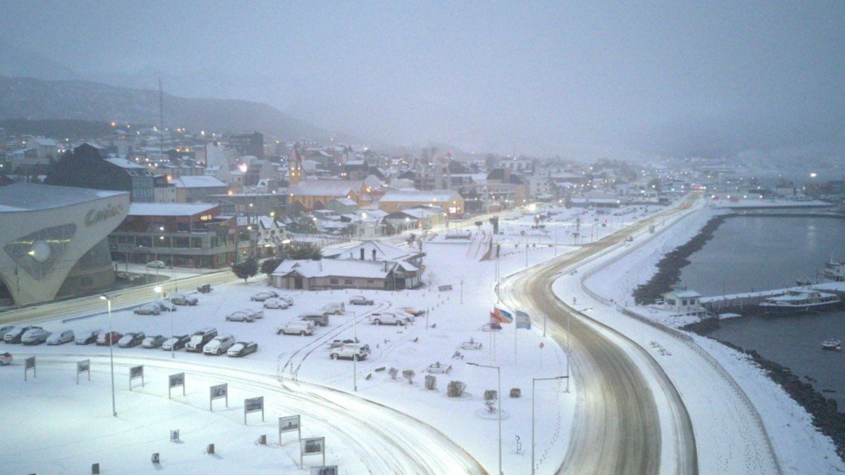 Ushuaia la ciudad tuvo la mayor nevada de la temporada y hay vuelos