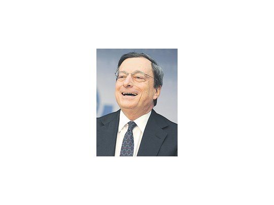 El titular del BCE, Mario Draghi, le habría dado una mano al Tesoro griego hasta que llegue el próximo desembolso de la troika.