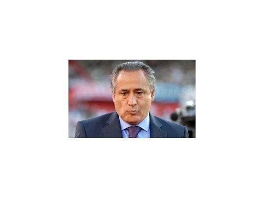 El entrenador de River, Juan José López, aun tiene la dura misión de salvar de la promoción a sus dirigidos.