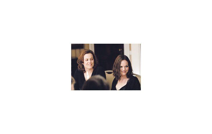 ámbito.com | Una por momentos desbordada Sigourney Weaver (en la foto junto a Kate Bosworth) protagoniza «La chica del parque», film que pese a sus defectos, tiene un enigma que sostiene el interés hasta el final.