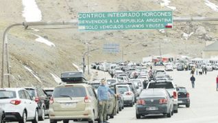 arribo. El salto del dólar blue y la devaluación del oficial llevaron a que se intensificaran los tours de compras en las provincias de frontera. Supermercados, indumentaria y gastronomía, los rubros más demandados.