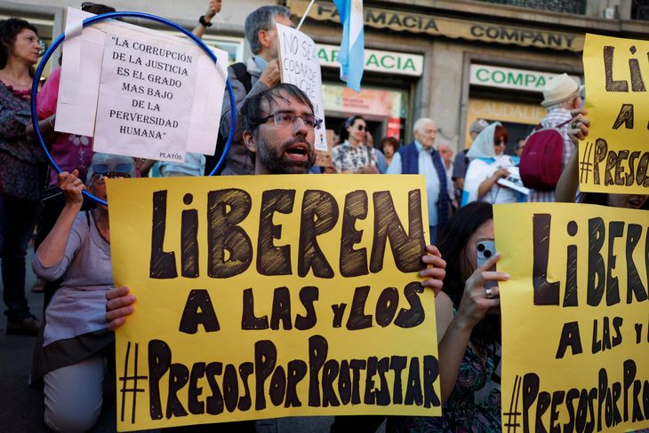 Los manifestantes también pidieron por la liberación de los detenidos en el Congreso. Los manifestantes también pidieron por la liberación de los detenidos en el Congreso. 