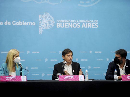 Arenga. “La vacunación masiva será la única forma de terminar con el coronavirus”, aseguró Kicillof junto a la vicegobernadora Verónica Magario y el jefe de Gabinete, Carlos Bianco.