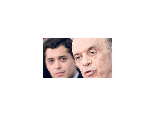 En una jornada de febriles negociaciones, finalmente, el moderado José Serra pudo dar una conferencia de prensa en Brasilia con su candidato a vicepresidente, el joven Indio da Costa, del conservador Demócratas.