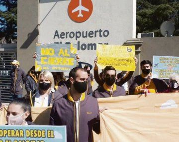 Rechazo. Empleados de compañías aéreas low cost vienen resistiendo al cierre de El Palomar, símbolo de la competencia en el sector que beneficio a muchos argentinos