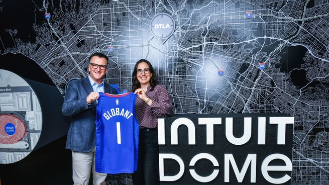 Martín Migoya, CEO y cofundador de Globant, junto a Gillian Zucker, presidenta de Business Operations de LA Clippers.