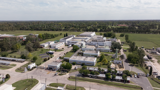 Bayer es una empresamultinacional con competencias clave en los ámbitos biocientíficos de la saludy la alimentación.
