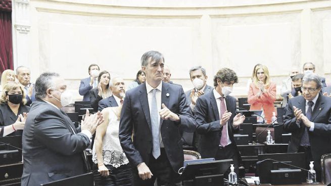 Ovación. Bullrich se fue ayer del Senado en medio de aplausos. Hubo un intento por demorar su renuncia.