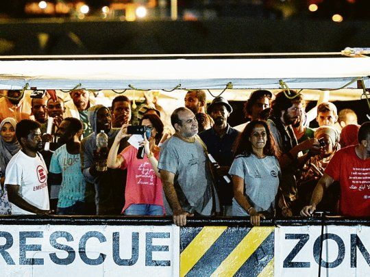 alegría. En plena noche italiana, el barco de Open Arms llegó al puerto de Lampedusa con los migrantes a bordo: fueron trasladados en camionetas a los centros de primera acogida y el buque quedó incautado.