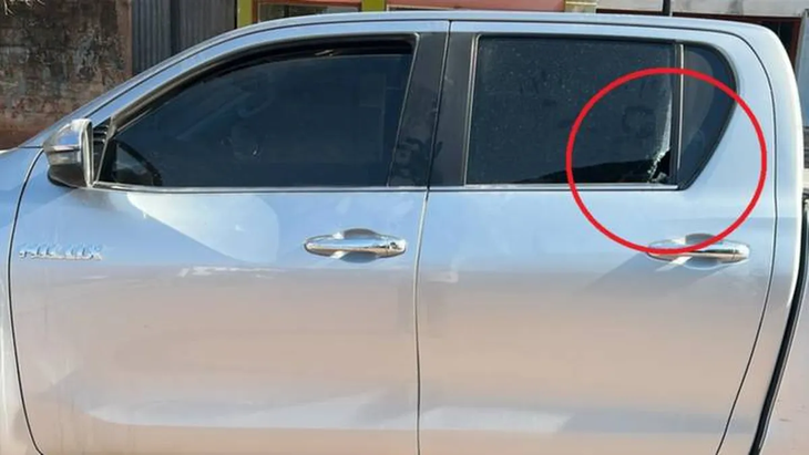 La camioneta de Juan Manuel Urtubey con el orificio en donde impactó un proyectil, que no sería una bala. 