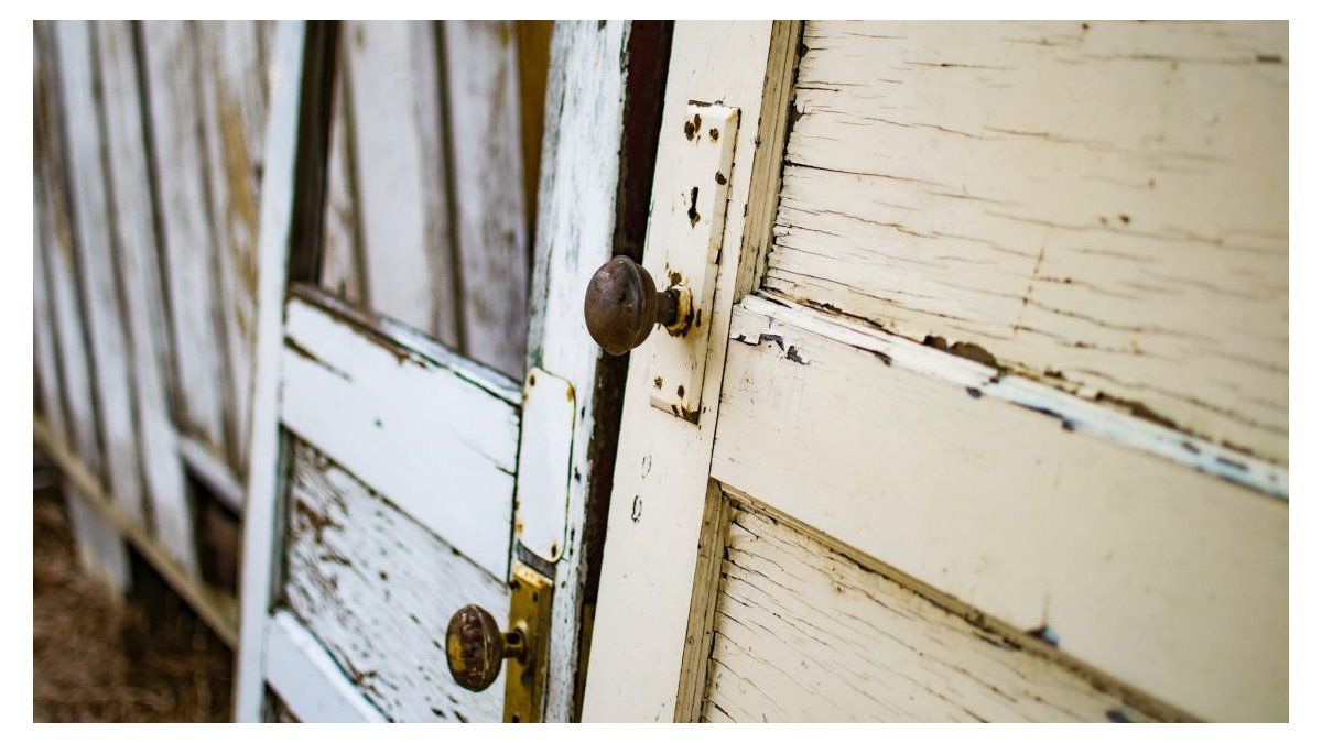 RECYCLING AT HOME: How to convert old doors and windows into original decoration for your home