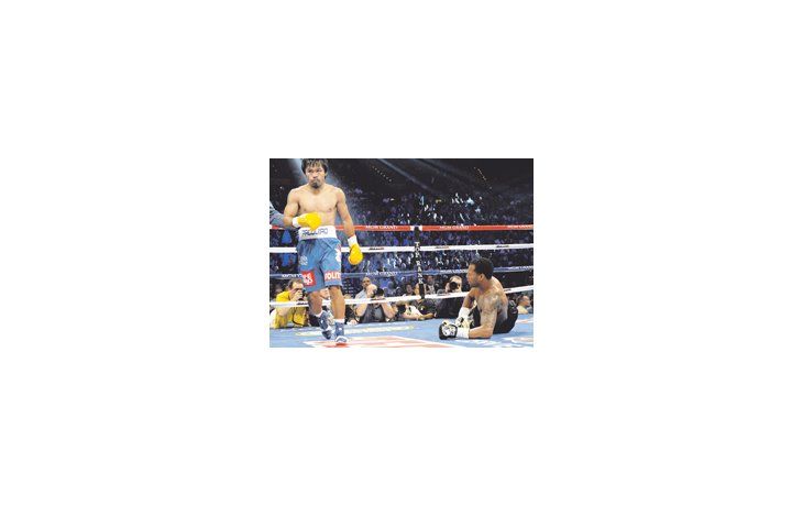 Manny Pacquiao tira a la lona al estadounidense Shane Mosley y comienza a gestar la victoria en Las Vegas.
