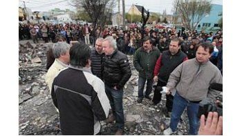 Tras visitar los escombros que dejó el fuego en el edificio de la Función Pública, el gobernador Daniel Peralta hizo un llamado a la paz social y a la reflexión de las fuerzas políticas y sociales. (Foto: gentileza Tiempo Sur)