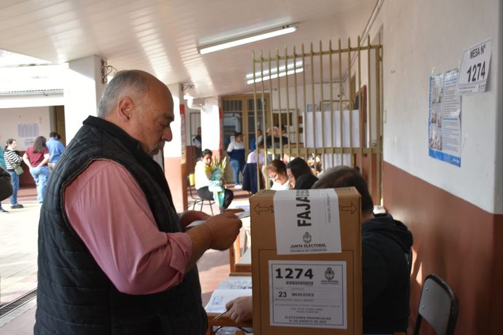 Colombi emitiendo su voto esta mañana en Mercedes. Colombi emitiendo su voto esta mañana en Mercedes.