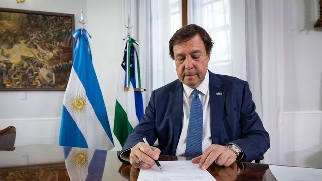 Alberto Weretilneck envió a la Legislatura un proyecto para modificar la ley de Ministerios.