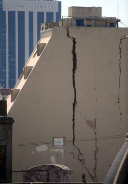 Evalúan demoler el resto del edificio derrumbado (foto 1)