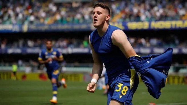 Salvador. Adolfo Gaich celebra el gol que puede significar la permanencia para Hellas Verona.