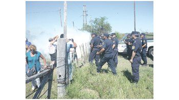 Ayer, desde las 7, la Policía de Entre Ríos comenzó a desalojar a 50 familias de pequeños productores de Santa Elena, en Entre Ríos.