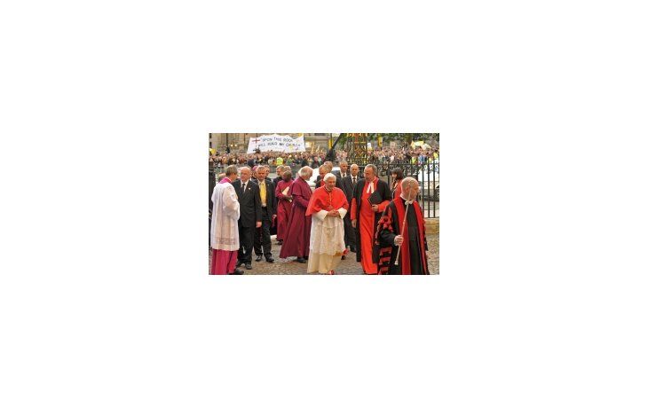 La BBC informó por su parte que Benedicto XVI no quedó muy preocupado por el anuncio del atentado.