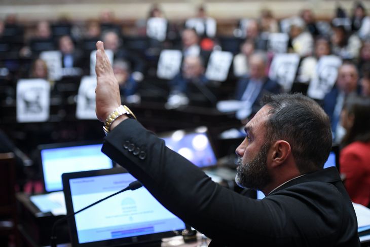 El jefe de la bancada oficialista no logró frenar la sesión.