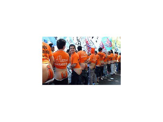 Jóvenes del Partido Humanista se bajaron los pantalones frente a la Legislatura para protestar contra Macri.