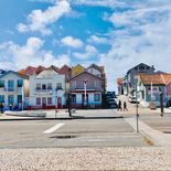 El paseo marítimo de Costa Nova, en el norte de Portugal, es uno de los principales atractivos de la localidad, con sus icónicas casas rayadas y una amplia costanera peatonal
