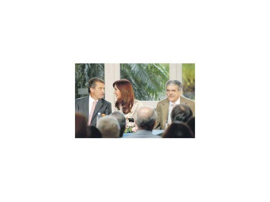 El kirchnerista gobernador Sergio Urribarri volvió a mostrarse ayer con la Presidente y con Julio De Vido (Planificación Federal) en un acto de obra pública para su provincia.