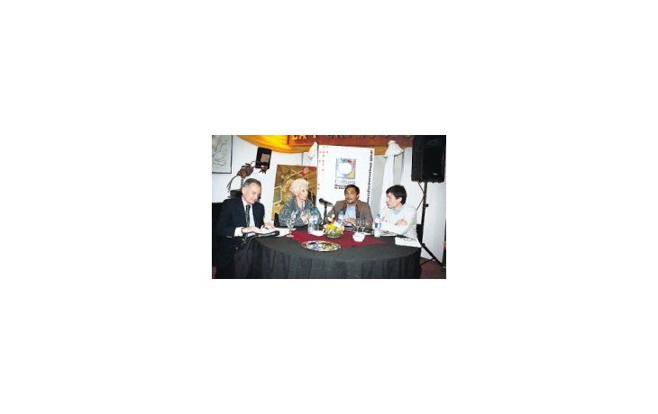 ámbito.com | Estela de Carlotto participó de una entrevista abierta en la Feria del Libro de Berazategui, con el periodista Horacio Embón (izq.). Además, en la mesa estuvieron el intendente Juan Patricio Mussi (al centro junto a Carlotto) y el secretario de Cultura y