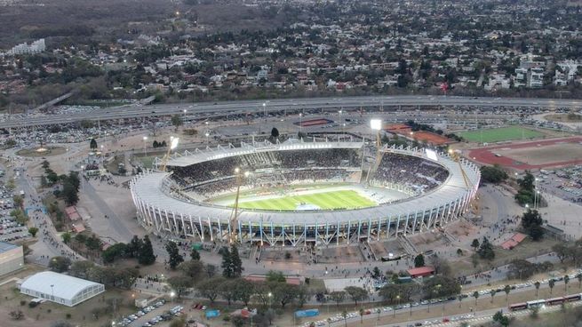 Un hombre falleció en una competencia de natación en el estadio Mario Alberto Kempes, de Córdoba. Se investiga si había suficiente presencia médica y de cuidado en el lugar.