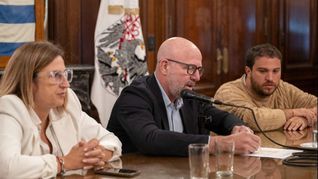 El legislador Waldo Wolff, titular de la Comisión de Presupuesto, junto con los vicepresidentes Claudia Neira y Nicolas Pakgojz. El legislador Waldo Wolff, titular de la Comisión de Presupuesto, junto con los vicepresidentes Claudia Neira y Nicolas Pakgojz.