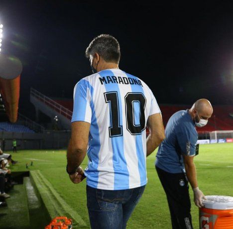 Técnico brasileño homenajea a Maradona de una manera especial