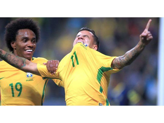 Coutinho celebra su gol, el segundo de Brasil en el triunfo sobre Ecuador.