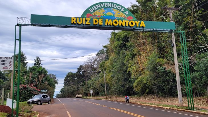 La región destaca por sus exuberantes selvas, saltos de agua y vistas panorámicas del río Paraná. La región destaca por sus exuberantes selvas, saltos de agua y vistas panorámicas del río Paraná.