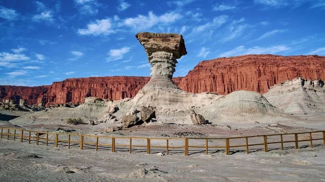 El Parque Provincial Ischigualasto es famoso por su singularidad geológica y su impresionante belleza natural.