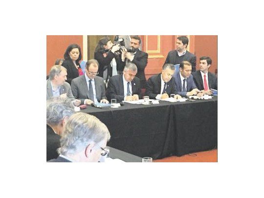 Acuerdo. Juan Schiaretti, Gustavo Bordet, Gerardo Morales, Alfredo Cornejo y Juan Manuel Urtubey firmaron ayer un acuerdo fiscal light (más parecido a una carta de intención) con el Gobierno de Mauricio Macri.