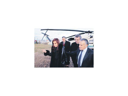 La Presidente fue recibida en Puerto San Martín por el diputado y candidato a gobernador, Agustín Rossi; el empresario Eduardo Eurnekian, y el gobernador Hermes Binner.